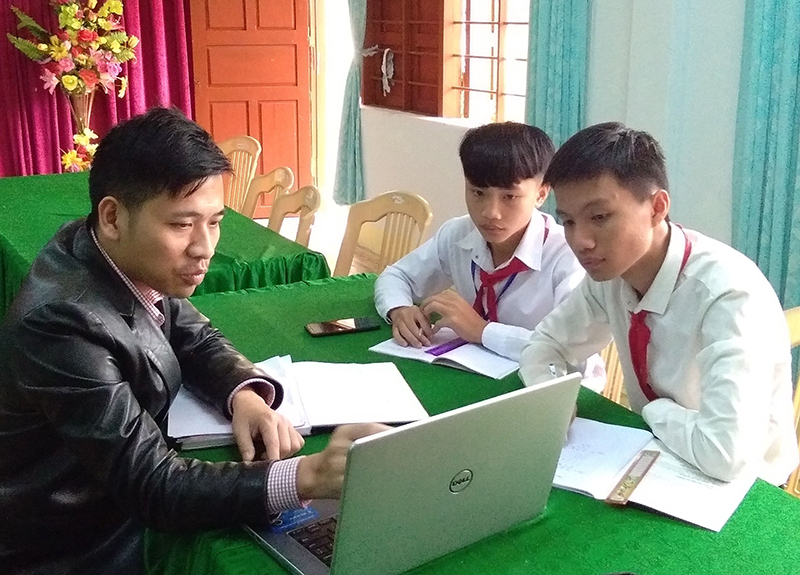 Thầy và trò cùng nghiên cứu đề tài để tham dự cuộc thi KHKT dành cho học sinh trung học.