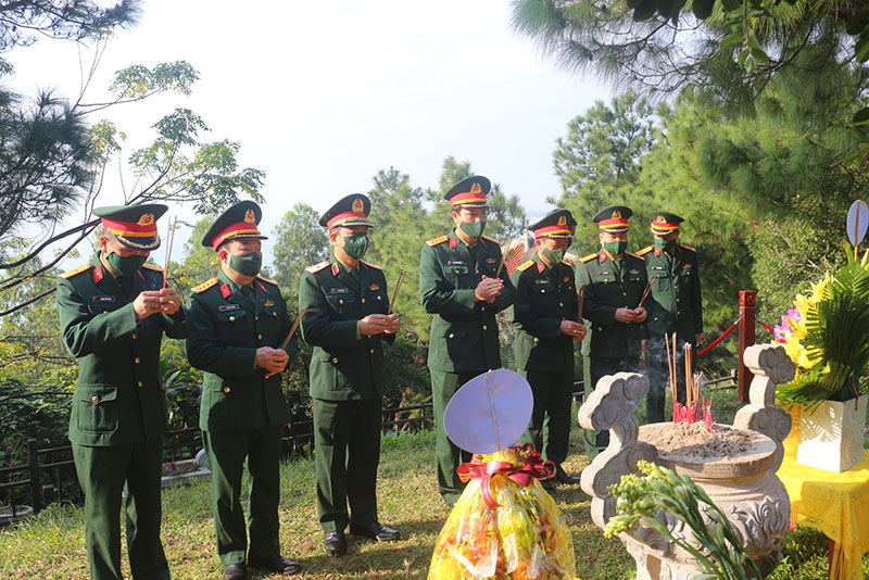 Đoàn dâng hoa, dâng hương Mộ Đại tướng Võ Nguyên Giáp