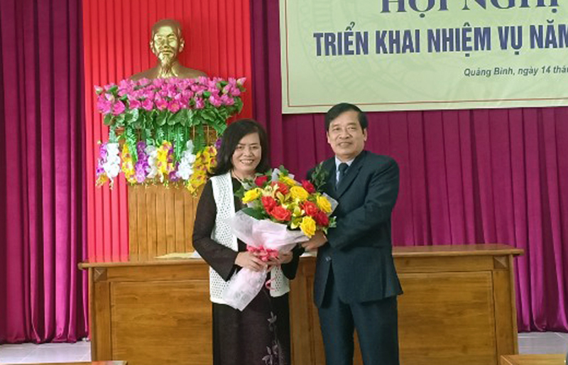  Lãnh đạo Hội CGC tặng hoa cho Phó Chủ tịch Hội CGC khóa III, nhiệm kỳ 2016-2021 thôi không tham gia trong Ban Chấp hành khóa mới.
