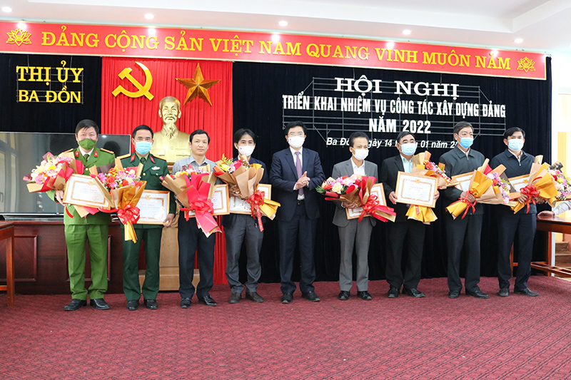 Đồng chí Trương An Ninh, Bí thư Thị ủy Ba Đồn biểu dương 8 tổ chức cơ sở đảng có thành tích xuất sắc trong công tác xây dựng Đảng năm 2021