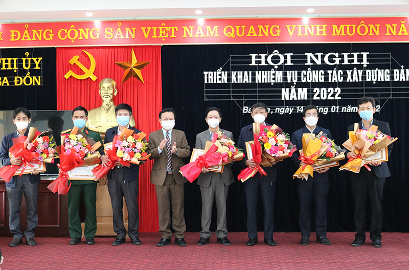 Các cá nhân có thành tích xuất sắc trong công tác xây dựng Đảng năm 2021 được biểu dương, khen thưởng