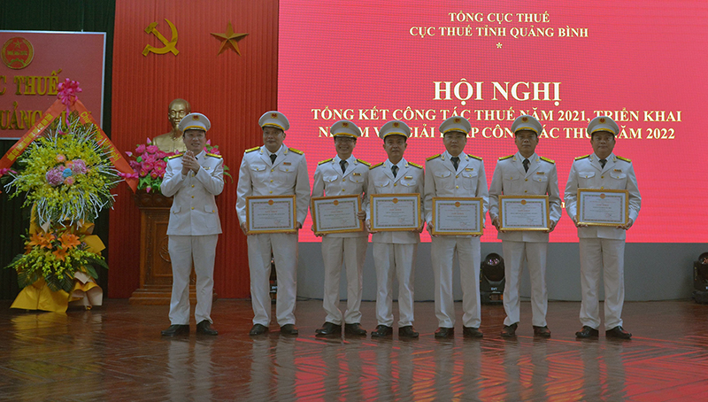Ông Đoàn Vĩ Tuyến, Cục trưởng Cục Thuế tỉnh trao giấy khen cho các tập thể và cá nhân có thành tích xuất sắc trong năm 2021.