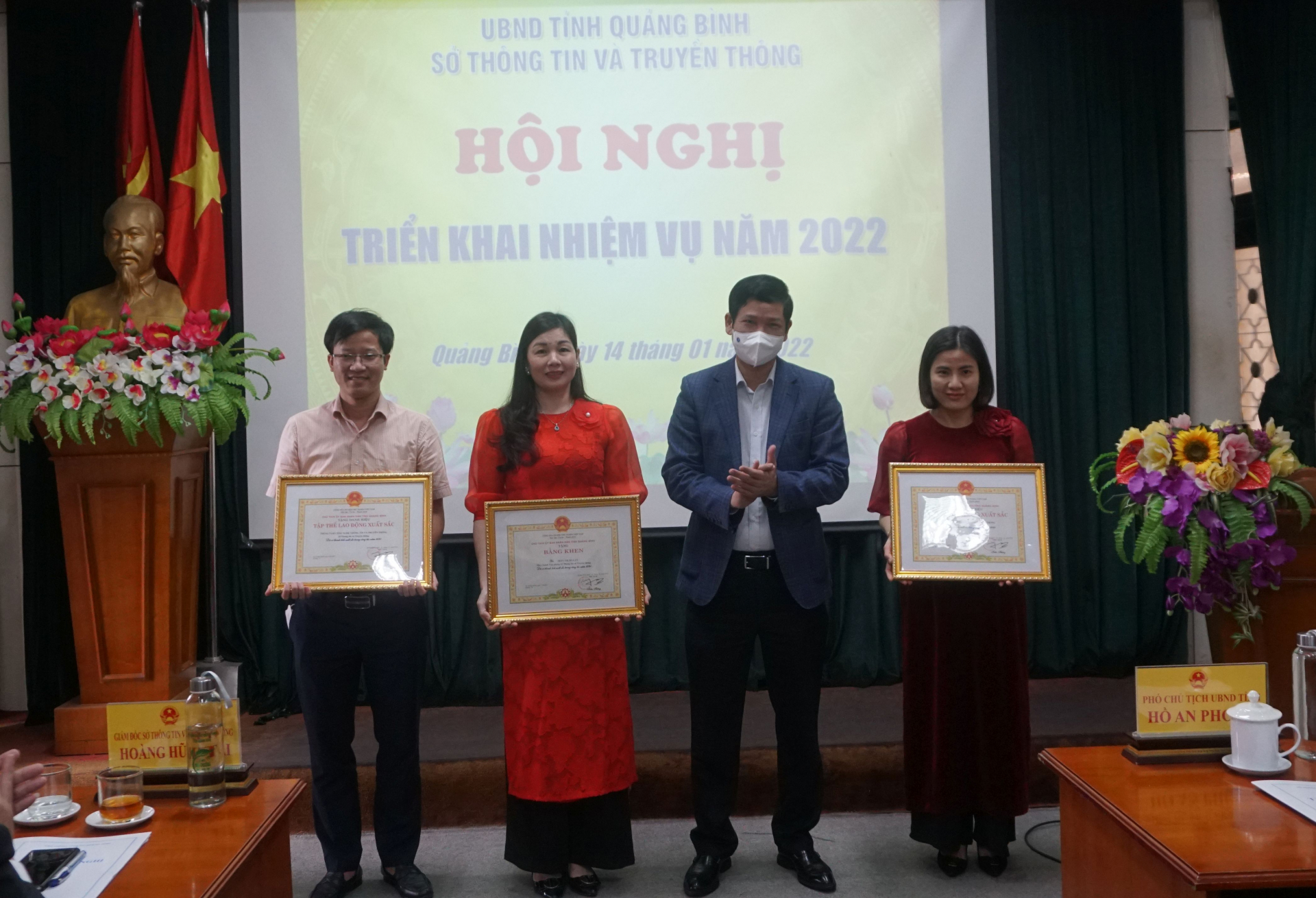 Đồng chí Phó Chủ tịch UBND tỉnh trao Bằng khen của UBND tỉnh cho các tập thể, cá nhân có thành tích xuất sắc.