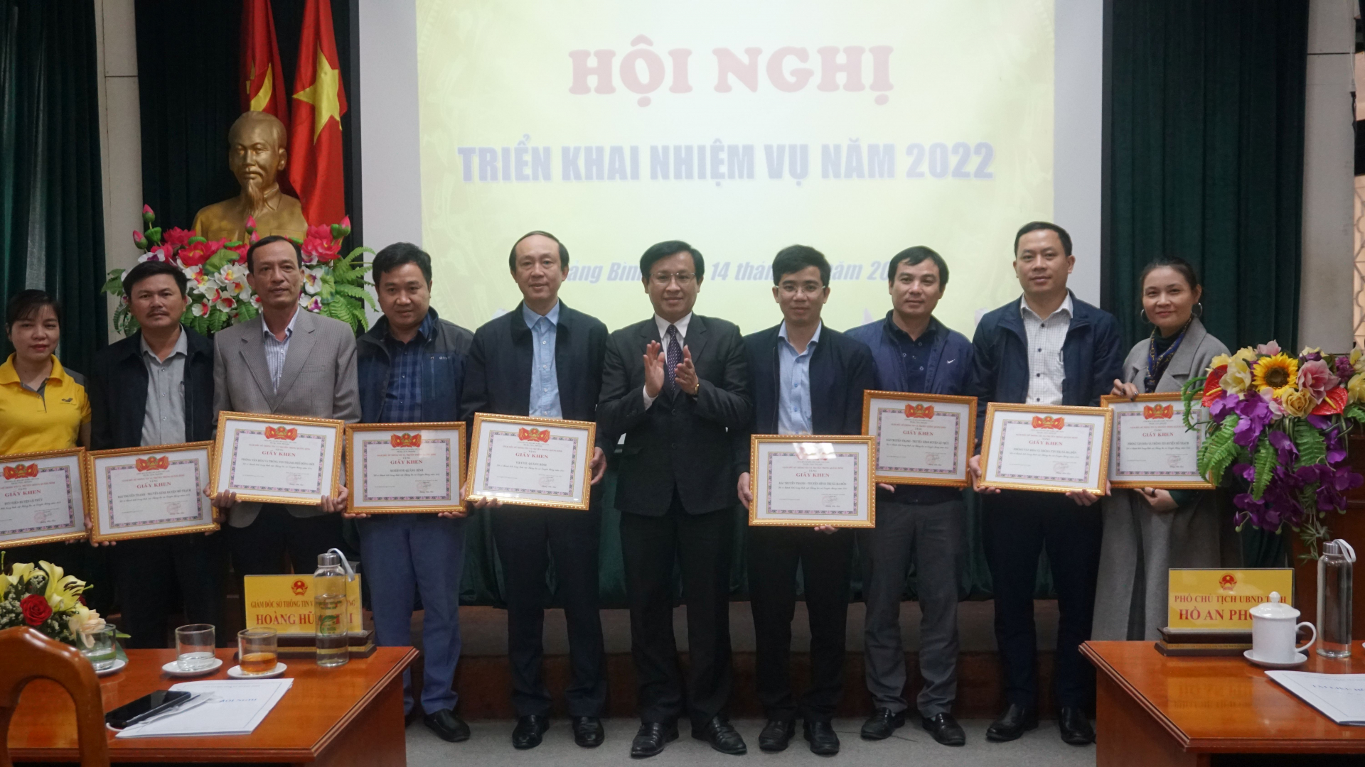 Lãnh đạo Sở TT-TT trao giấy khen cho các tập thể, cá nhân.