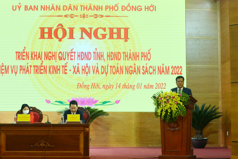 Đồng chí Trần Phong, Ủy viên Ban Thường vụ Tỉnh ủy, Bí thư Thành ủy Đồng Hới, phát biểu tại hội nghị.