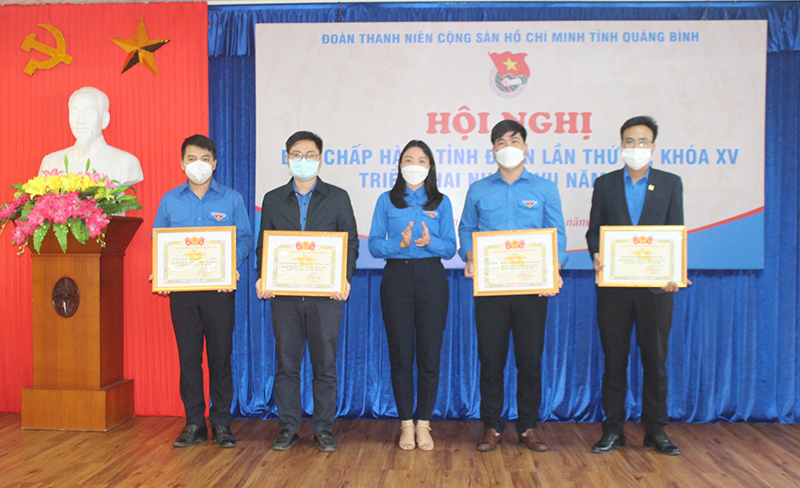 Đại diện lãnh đạo Tỉnh đoàn trao bằng khen cho các tập thể có thành tích xuất sắc năm 2021.