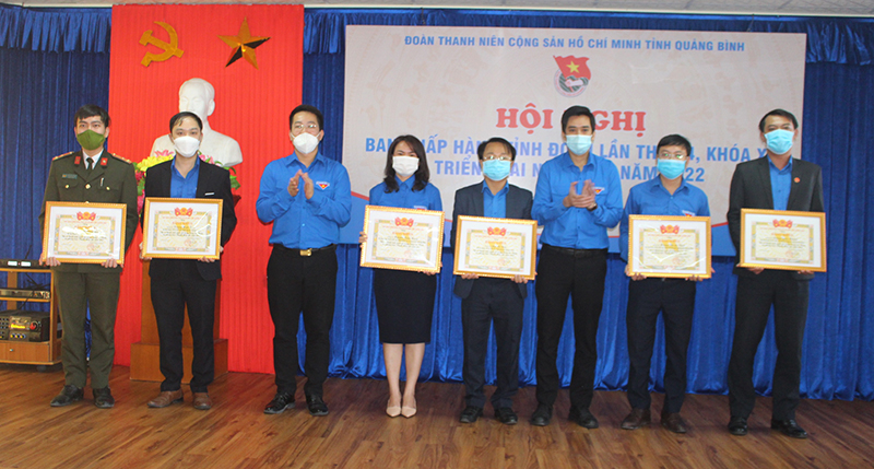Đại diện lãnh đạo Tỉnh đoàn trao bằng khen của BCH Tỉnh đoàn cho các cá nhân có thành tích xuất sắc năm 2021.