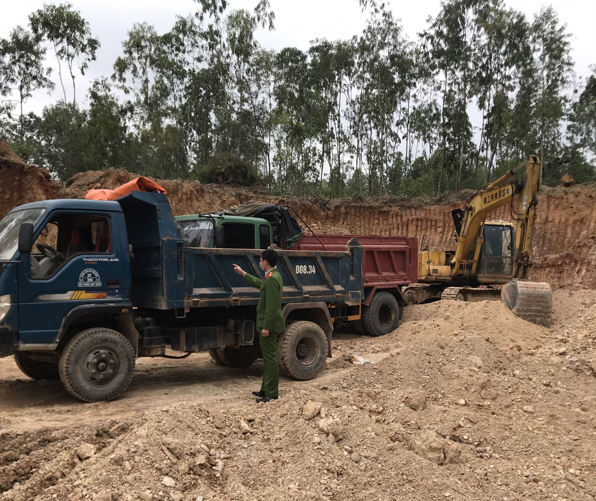 : Phương tiện khai thác đất trái phép bị lực lượng Công an huyện Quảng Trạch bắt quả tang.
