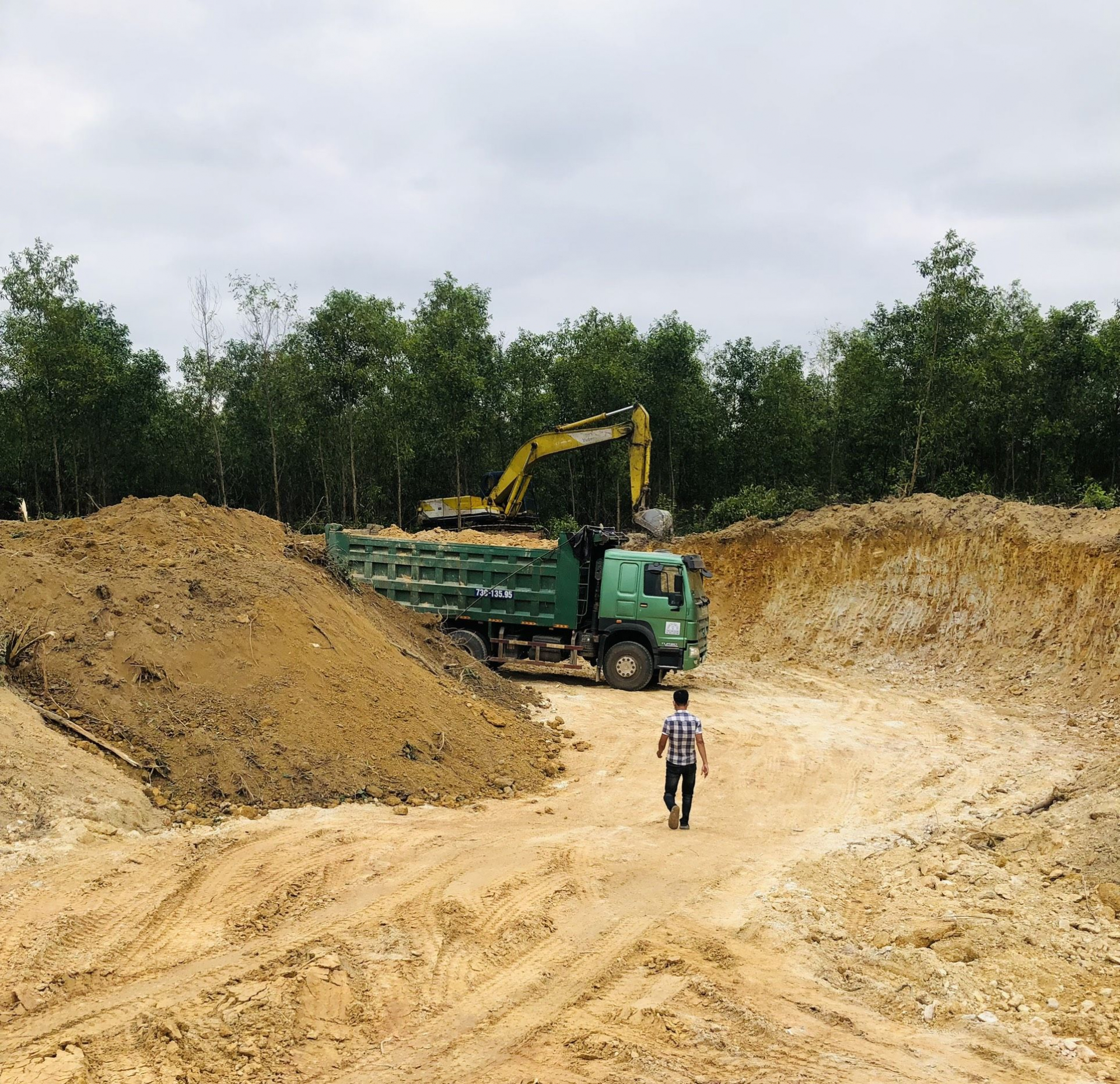 Khai thác đất trái phép tại thôn Phù Lưu, xã Quảng Lưu.