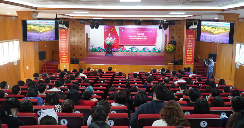 Đồng chí Phó Chủ tịch UBND tỉnh Hồ An Phong ghi nhận và đánh giá cao sự đóng góp của đội ngũ thầy thuốc Bệnh viện hữu nghị Việt Nam-Cuba Đồng Hới trong công tác chăm sóc sức khỏe Nhân dân. 