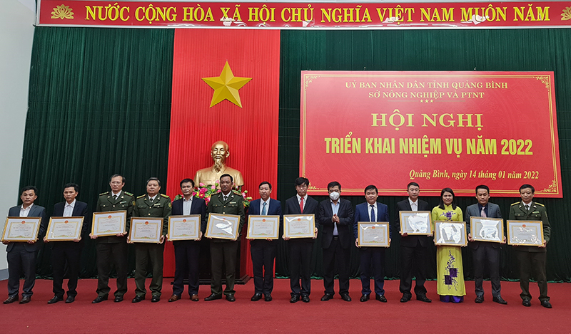 Đồng chí Phó Chủ tịch Thường trực UBND tỉnh Đoàn Ngọc Lâm trao bằng khen của Chủ tịch UBND tỉnh cho các tập thể và cá nhân có thành tích xuất sắc.