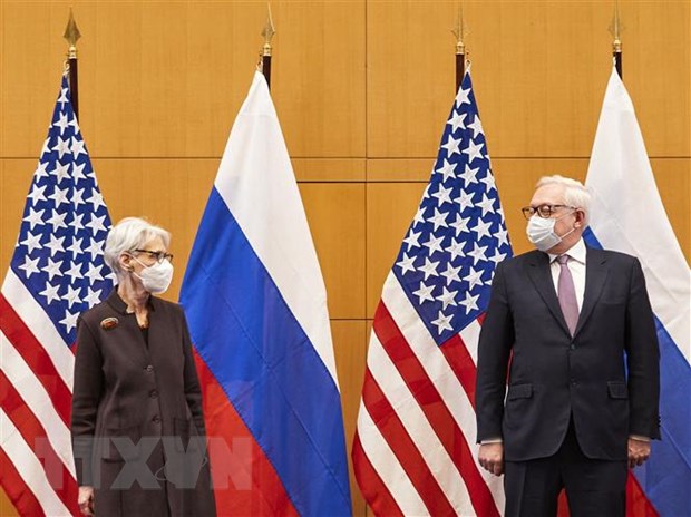 Thứ trưởng Ngoại giao Mỹ Wendy Sherman (trái) và Thứ trưởng Ngoại giao Nga Sergei Ryabkov (phải) tại cuộc đàm phán an ninh ở Geneva, Thụy Sĩ ngày 10/1/2022. (Ảnh: AFP/TTXVN)