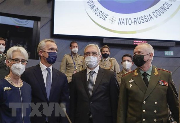 Thứ trưởng Ngoại giao Mỹ Wendy Sherman, Tổng thư ký NATO Jens Stoltenberg, Thứ trưởng Ngoại giao Nga Alexander Grushko và Thứ trưởng Quốc phòng Nga Alexander Fomin tại cuộc họp Hội đồng Nga0NATO ở Brussels, Bỉ, ngày 12/1/2022. (Ảnh: AFP/TTXVN)