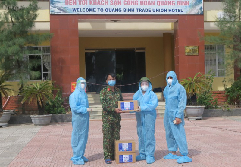 Sở KH-CN phối hợp sản xuất và trao tặng dung dịch nước rửa tay, sát khuẩn nhanh cho các đơn vị, địa phương, hỗ trợ phòng chống dịch Covid-19.