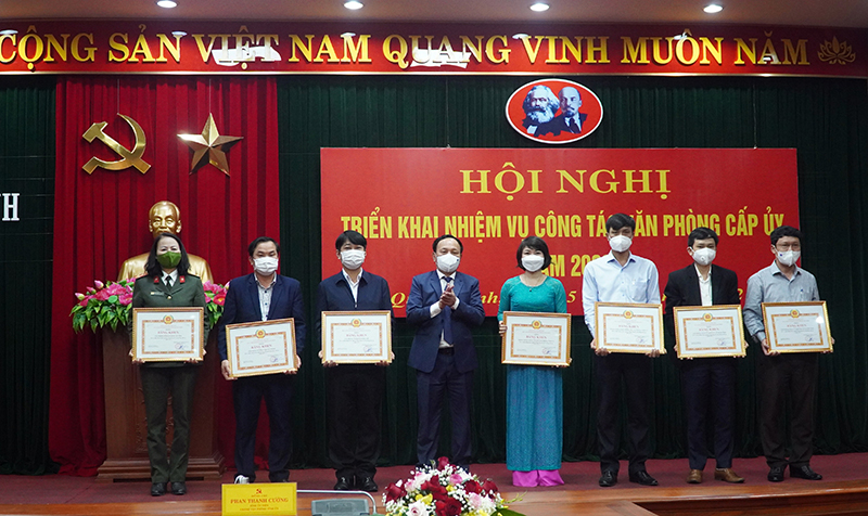 Đồng chí Phó Bí thư Thường trực Tỉnh ủy Trần Hải Châu trao Bằng khen của Ban Thường vụ Tỉnh ủy cho các tập thể.