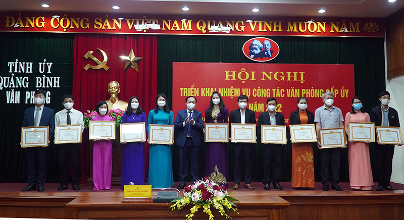 Đồng chí Phó Bí thư Thường trực Tỉnh ủy Trần Hải Châu trao Bằng khen của Ban Thường vụ Tỉnh ủy cho các cá nhân