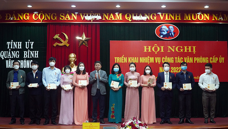 Đại viện lãnh đạo Văn phòng Tỉnh ủy trao Kỷ niệm chương Vì sự nghiệp Văn phòng cấp ủy cho các cá nhân