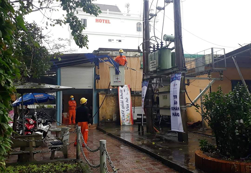Điện lực Đồng Hới vệ sinh, kiểm tra đường dây trước dịp Tết Nguyên đán.