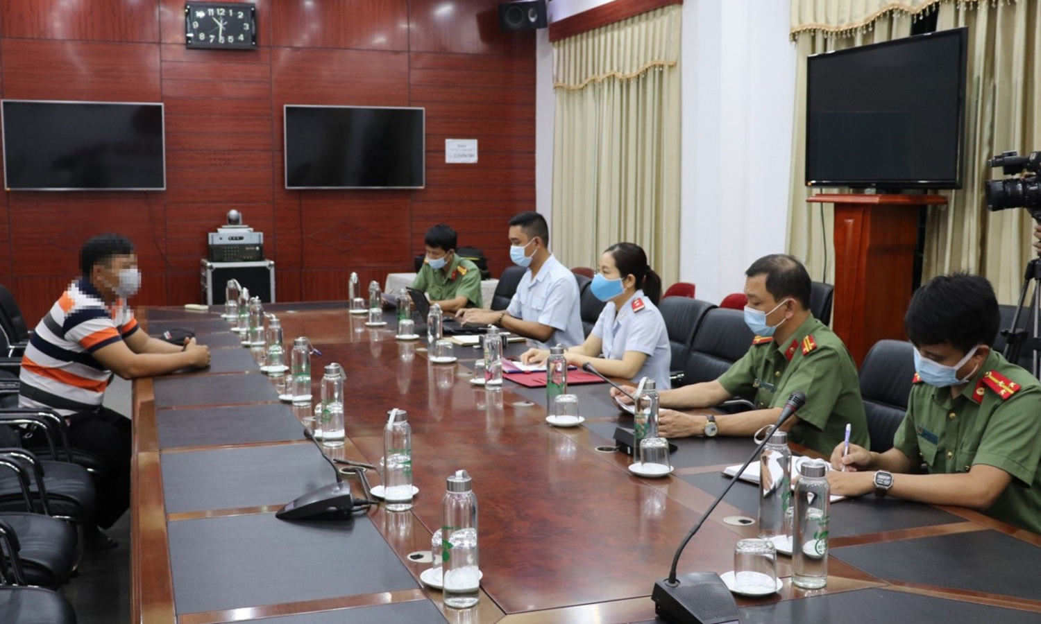 Thanh tra Sở TT-TT và PA05, Công an tỉnh làm việc với đối tượng thông tin sai sự thật trên mạng xã hội về tình hình dịch Covid-19.