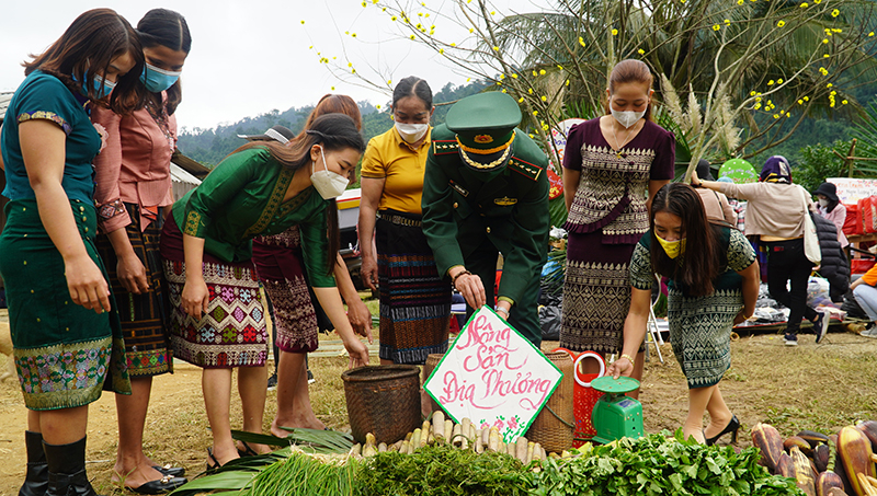 Quầy nông sản địa phương của Hội LHPN xã Lâm Thủy