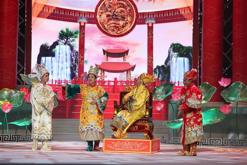 Ngọc Hoàng (NSƯT Quốc Khánh) gây bất ngờ khi lần đầu tiên trổ tài đánh đàn tại “Táo quân”. Ảnh: TTXVN phát