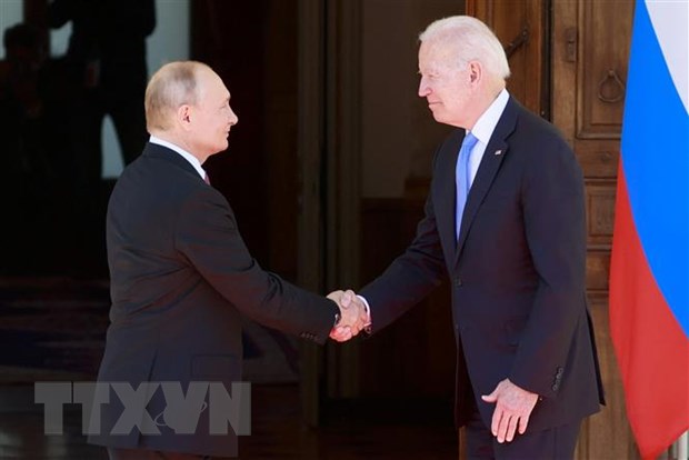 Tổng thống Nga Vladimir Putin (trái) trong cuộc gặp người đồng cấp Mỹ Joe Biden trước hội đàm tại Geneva (Thụy Sĩ), ngày 16/6/2021. (Ảnh: AFP/TTXVN)