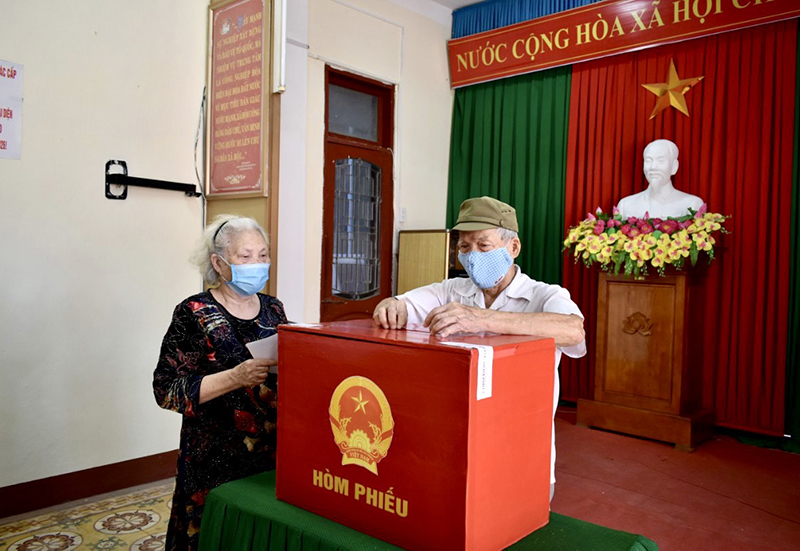 Ngày 23-5-2021, cử tri Quảng Bình nô nức đi bỏ phiếu, thực hiện quyền công dân thiêng liêng.