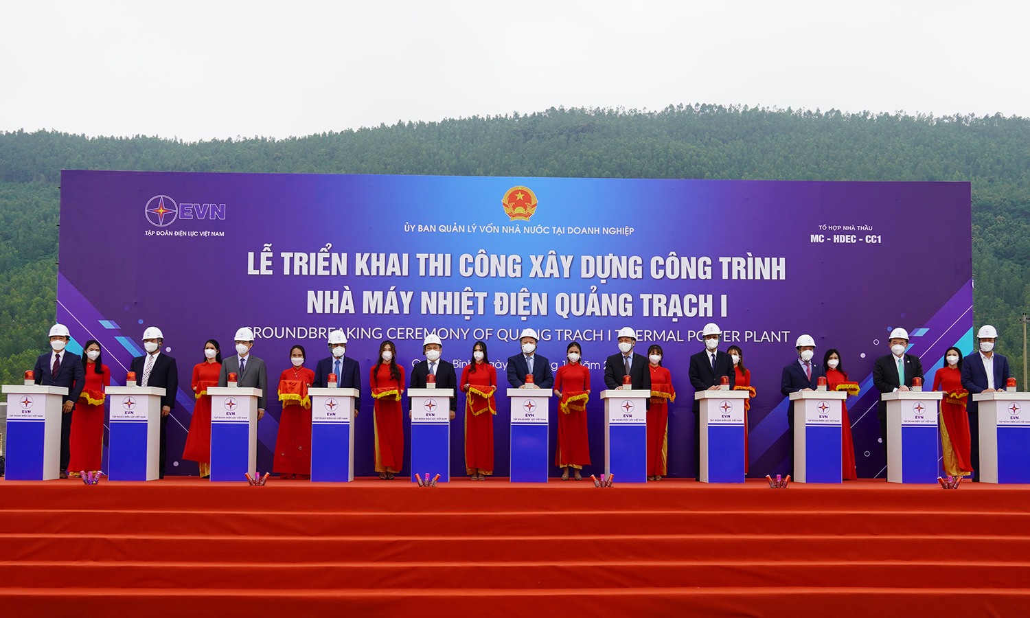 Các đại biểu thực hiện nghi thức bấm nút triển khai thi công Nhà máy Nhiệt điện Quảng Trạch I (Ảnh: Anh Tuấn)