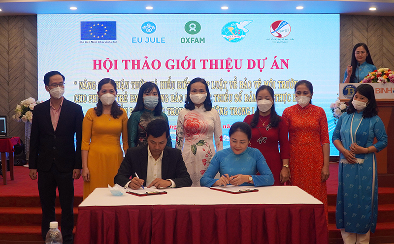 Đại diện Ban quản lý dự án và Sở Tài nguyên - Môi trường ký kết biên bản hợp tác