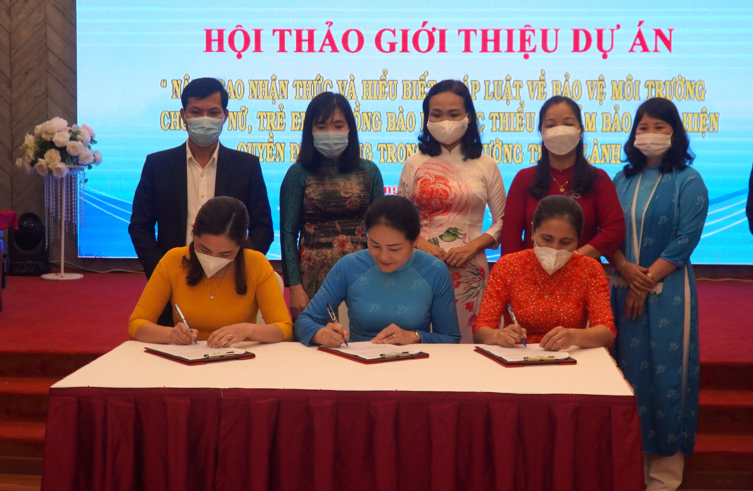 Đại diện Ban quản lý dự án và lãnh đạo 2 xã Trường Xuân, Vạn Ninh ký kết biên bản hợp tác