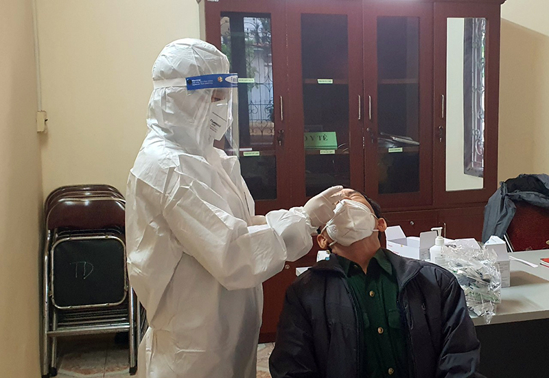 Công dân được test nhanh Covid-19 trước khi tham dự phiên tiếp.