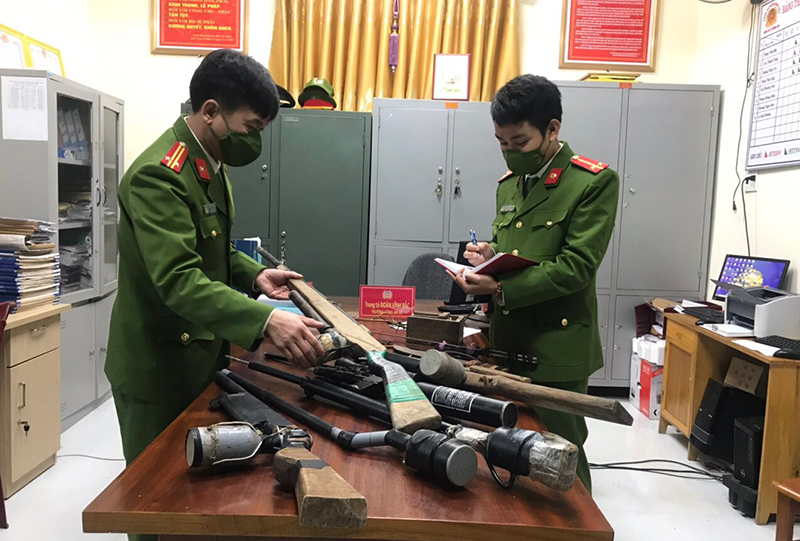 Công an xã Thượng Hóa làm tốt công tác vận động nhân dân, thu hồi nhiều vũ khí vật liệu nổ.