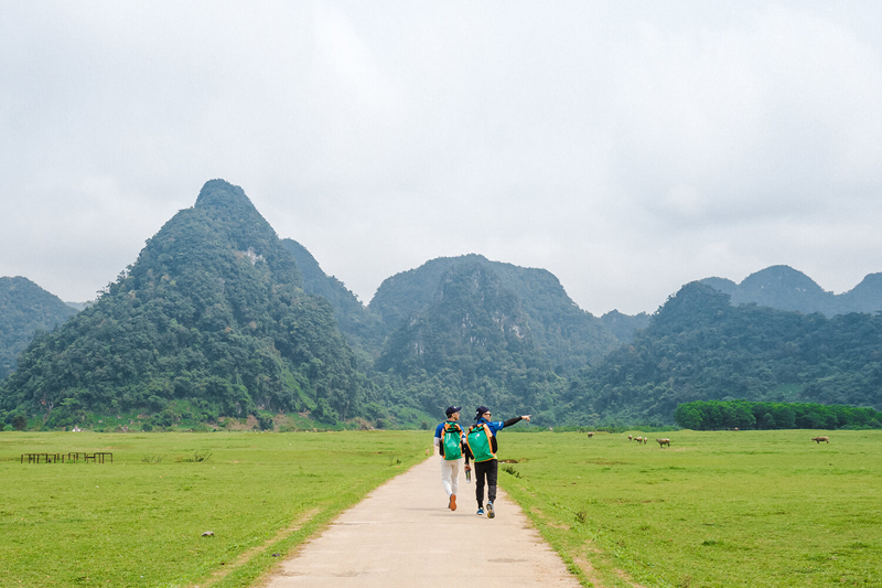 Dãy núi đá vôi ở xã Tân Hóa có nhiều hang động, từng là nơi trú ẩn của đội quân ông Cao Non. Ảnh: Oxalis.