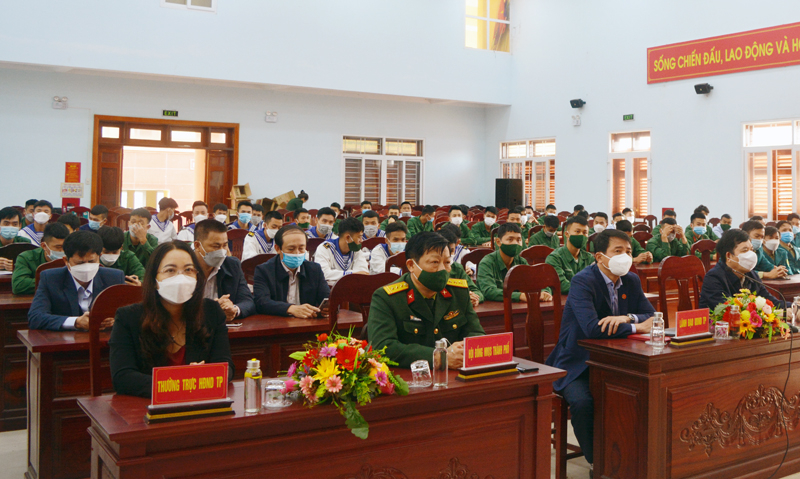  Các đại biểu và 70 quân nhân dự lễ.