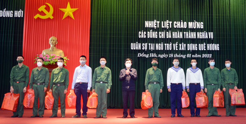 Đại diện lãnh đạo TP. Đồng Hới trao quà cho đại diện các quân nhân.