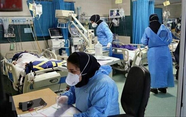 Điều trị cho bệnh nhân nhiễm COVID-19 tại bệnh viện ở Tehran, Iran. (Ảnh: IRNA/TTXVN)