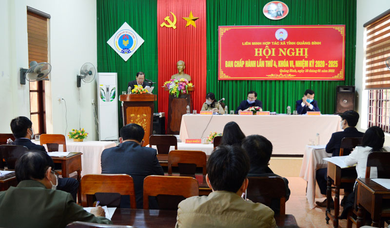 Đại diện các HTX tham luận tại hội nghị nhằm thống nhất giải pháp thực hiện mục tiêu năm 2022.