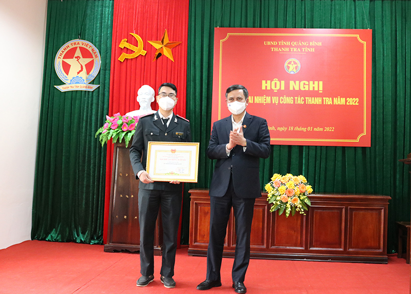 Đồng chí Chủ tịch UBND tỉnh trao bằng khen tập thể có thành tích xuất sắc trong thực hiện nhiệm vụ công tác thanh tra năm 2021.