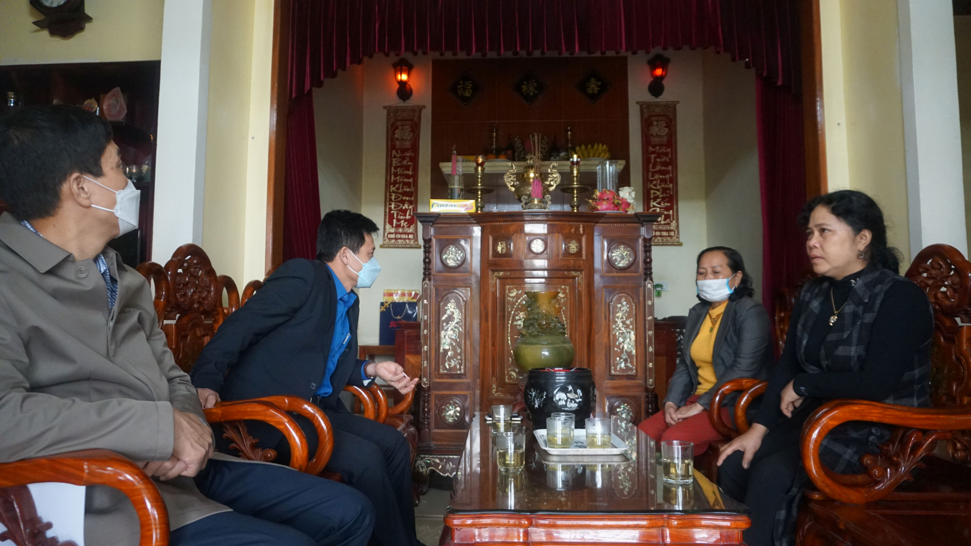 Đồng chí Trưởng ban Dân vận Tỉnh ủy Lê Văn Bảo ân cần thăm hỏi sức khỏe đời sống và tình hình chuẩn bị đón Tết cổ truyền của gia đồng chí Nguyễn Hồng Thanh.