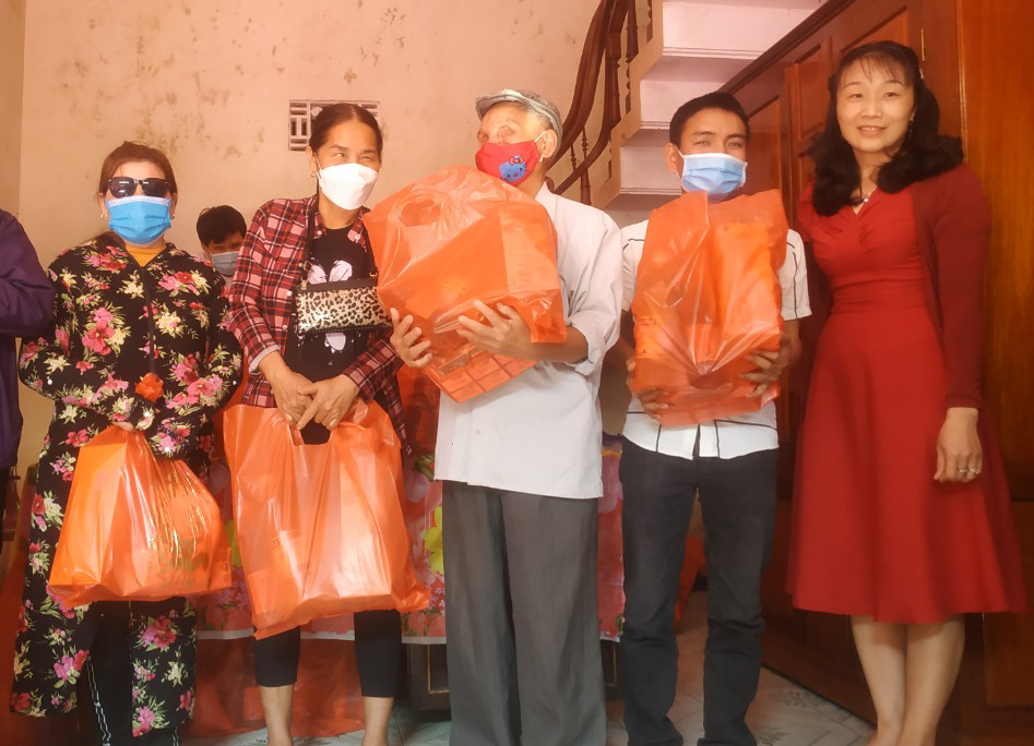 Trao quà Tết cho các đối tượng yếm thế trên địa bàn huyện Lệ Thủy.