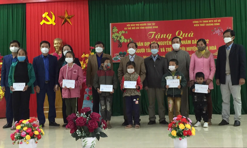 Hội Bảo trợ người tàn tật và Trẻ mô côi phối hợp với Công ty TNHH MTV Xổ số kiến thiết Quảng Bình tặng cho trẻ em mồ côi 