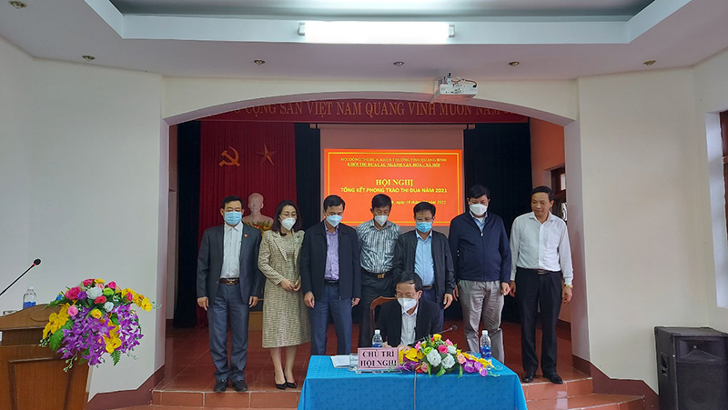 Các đơn vị tiến hành ký kết giao ước thi đua 2022.   