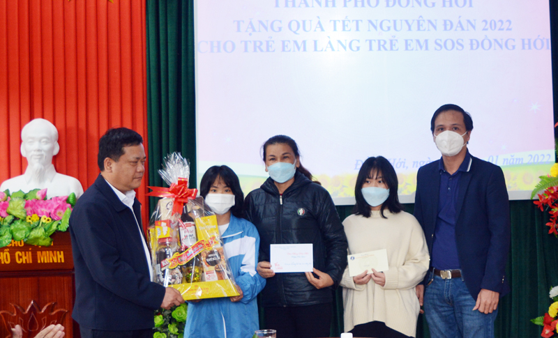 Đồng chí Bí thư Thành ủy Trần Phong tặng quà thầy giáo, cô giáo và các cháu Làng trẻ SOS.