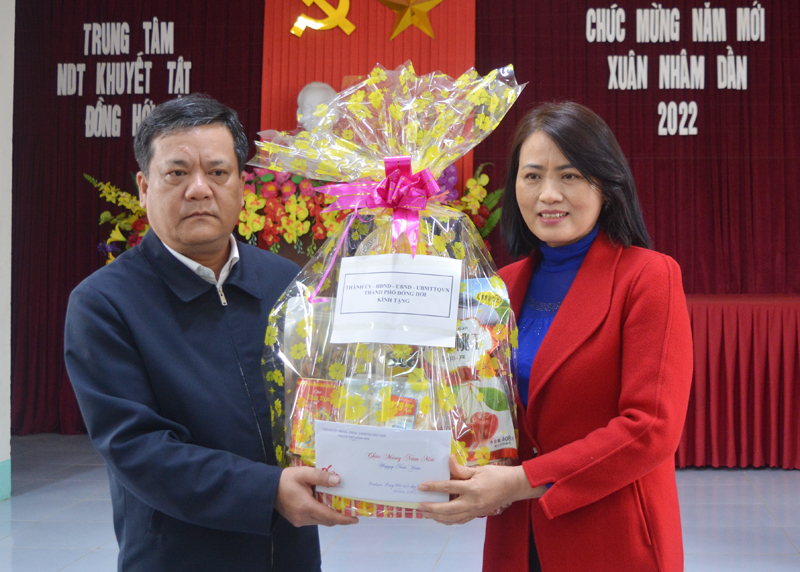 Đồng chí Trần Phong tặng quà cho Trung tâm nuôi dạy trẻ khuyết tật TP. Đồng Hới.