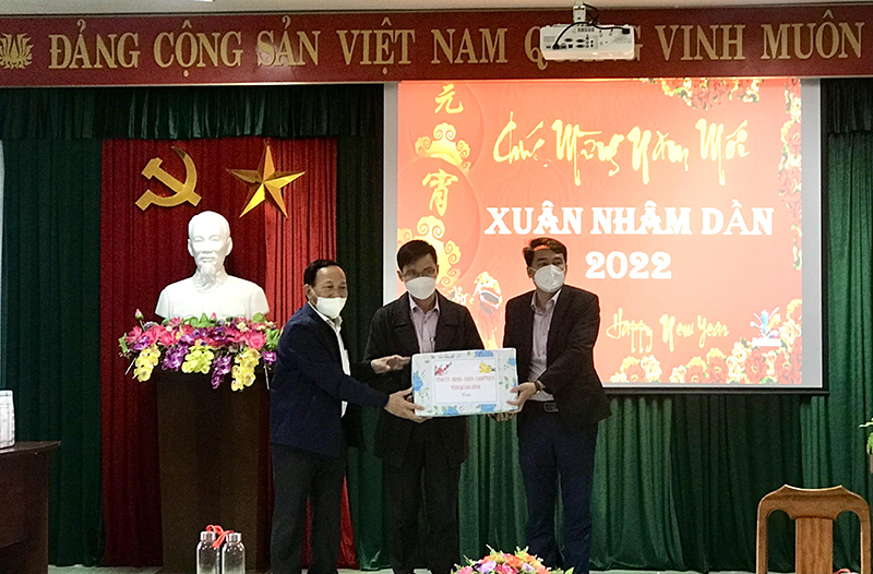 Đồng chí Trần Hải Châu tặng quà động viên Trung tâm Chăm sóc và phục hồi chức năng cho người tâm thần tỉnh.