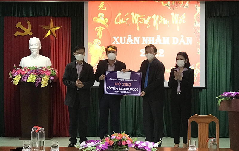 Lãnh đạo Liên đoàn lao động tỉnh tặng quà Trung tâm Chăm sóc và phục hồi chức năng cho người tâm thần tỉnh.
