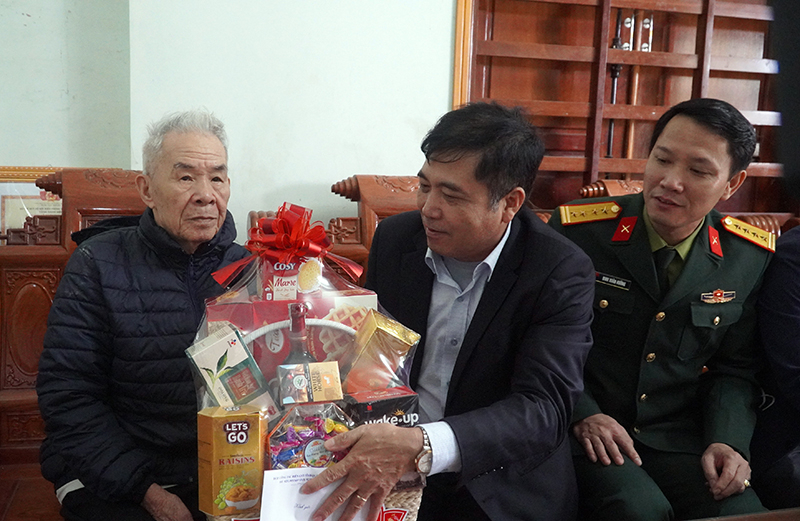 Đồng chí Trưởng ban chỉ đạo công tác biên giới tỉnh Đoàn Ngọc Lâm chúc tết gia đình Trung tá Trương Thanh Thủy.