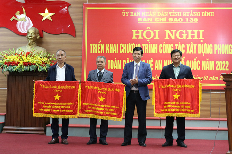 Đồng chí Trưởng BCĐ 18 tỉnh trao cờ thi đua cho các tập thể có thành tích xuất sắc trong phong trào toàn dân bảo vệ ANTQ năm 2021. 