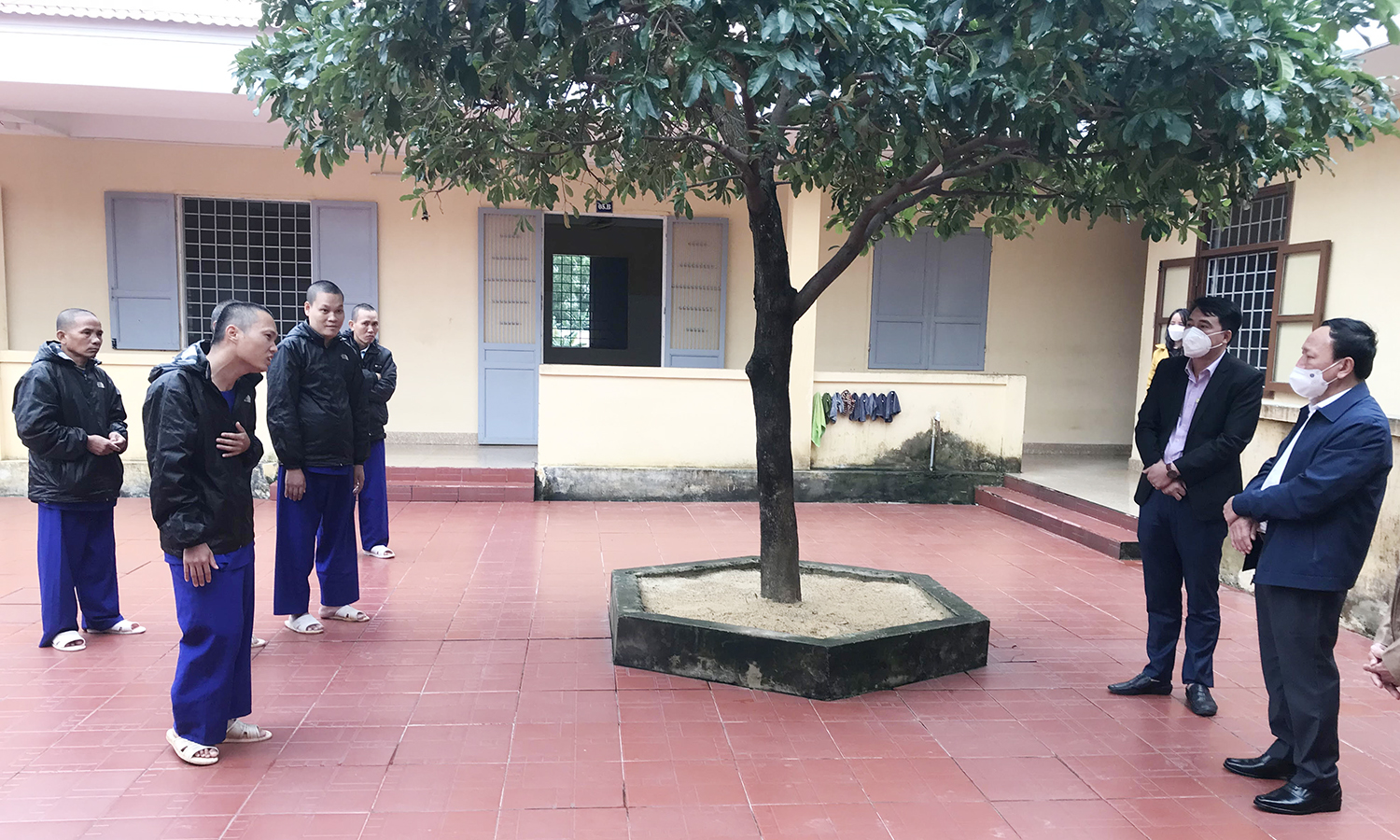 Đồng chí Phó Bí thư Thường trực Tỉnh ủy Trần Hải Châu thăm hỏi tình hình sức khỏe bệnh nhân tại Trung tâm Chăm sóc và phục hồi chức năng cho người tâm thần tỉnh.