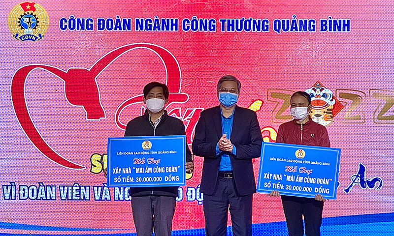 Đại diện lãnh đạo Liên đoàn Lao động tỉnh trao tượng trưng